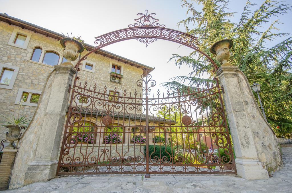 Le Gole Ristorante & Resort Селано Экстерьер фото